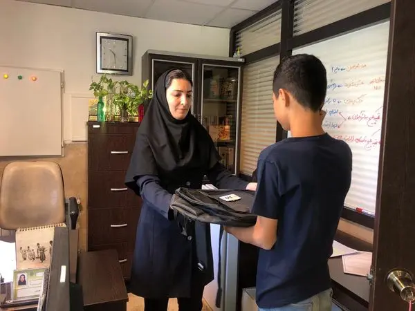 300 بسته ملزومات تحصیلی در بین دانش آموزان محلات کم برخوردار منطقه 19 توزیع شد
