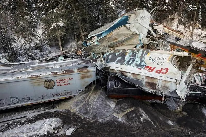 واژگونی قطار از روی یک پل+ عکس