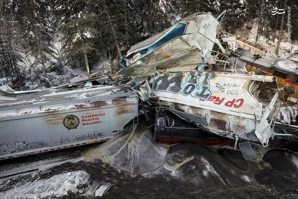 واژگونی قطار از روی یک پل+ عکس