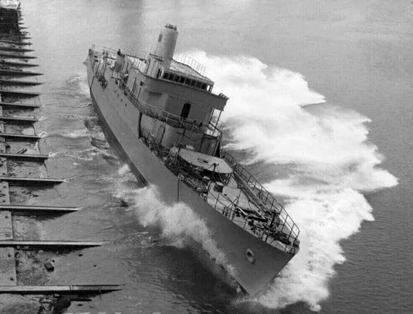 لحظه به آب انداختن کشتی سفارشی نیروی دریایی ایران/عکس