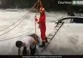 عکسی زیبا از کمک روحانی شیعه به روحانی اهل سنت