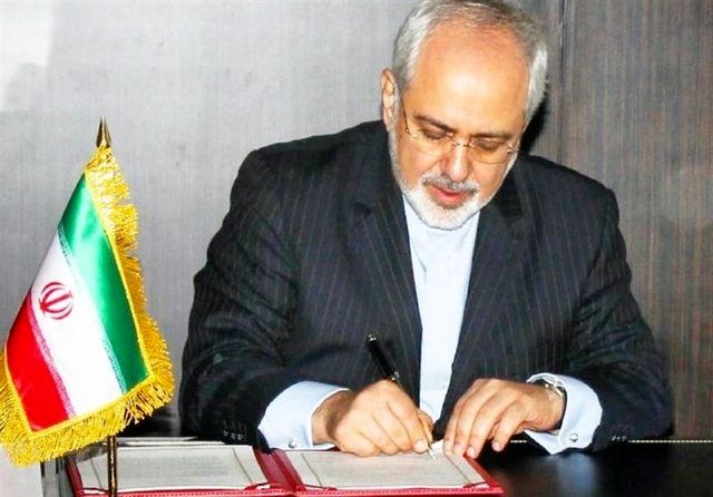 ماجرای محافظان اسلحه به دست ظریف چه بود؟ +عکس 