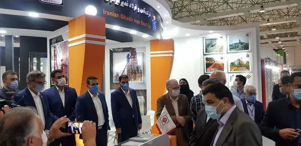 حضور مسولان در غرفه شرکت معدنی و صنعتی چادرملو.