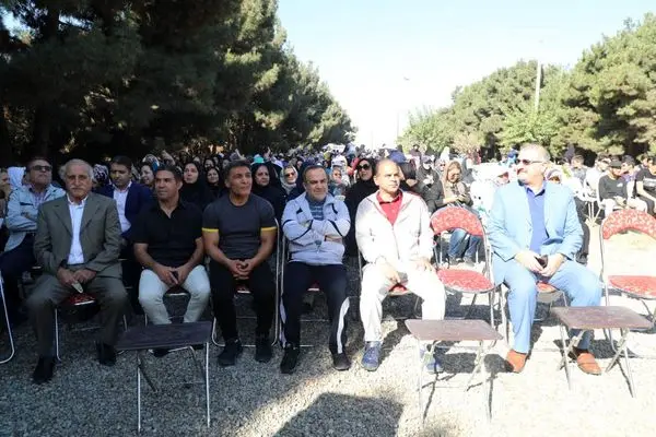 اهدای نخستین تندیس پویش دوشنبه های ورزشی به شهردار منطقه ۱۳