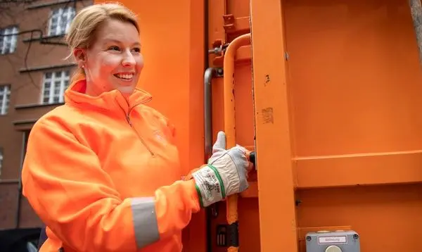 جمع آوری زباله توسط خانم وزیر!+ عکس