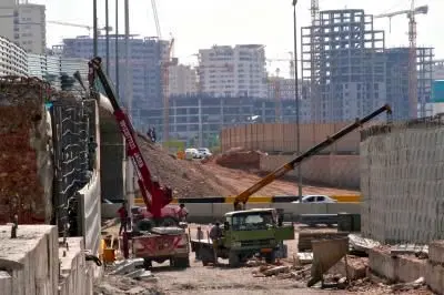 ادامه عملیات تکمیل دسترسی های تقاطع بزرگراه شهید همدانی با بلوار کاج و گلها