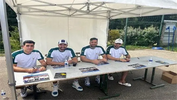 امضا و اهدای پوستر ملیپوشان شمشیربازی ایران به فرانسویها