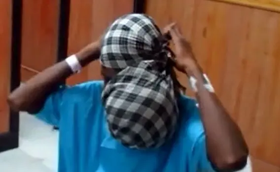 بیماری وحشتناکی که پسر ۱۹ ساله را در خانه حبس کرد! + عکس