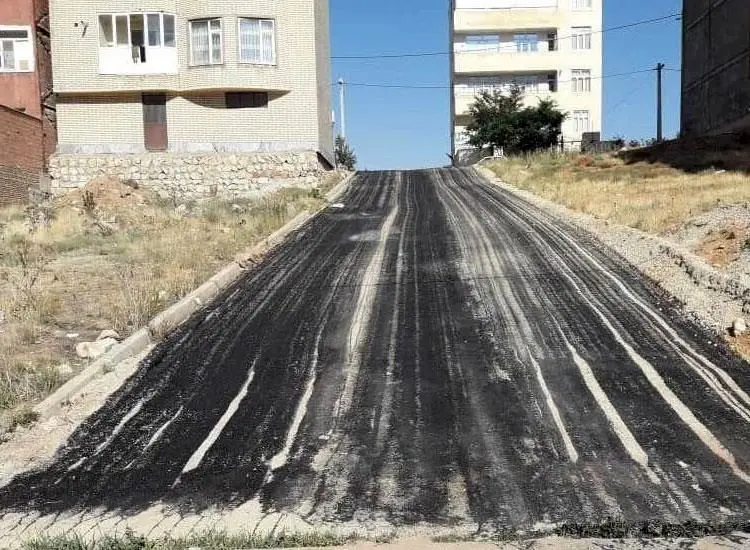 آسفالت معابر مسکن مهر شهر ایرانشهر در دستور کار قرار گرفت
