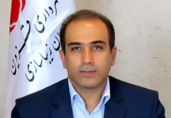 پرچم های تقدیر از قهرمانان سلامت در سطح شهر نصب شد

