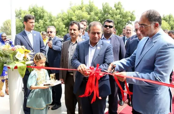 با حضور فرماندار، شهردار و اعضای شورای شهر شعبه قشم بیمه البرز افتتاح شد

