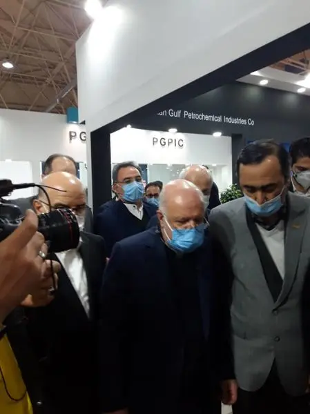 بازدید وزیر نفت از غرفه هلدینگ خلیج فارس در نمایشگاه ایران پلاست