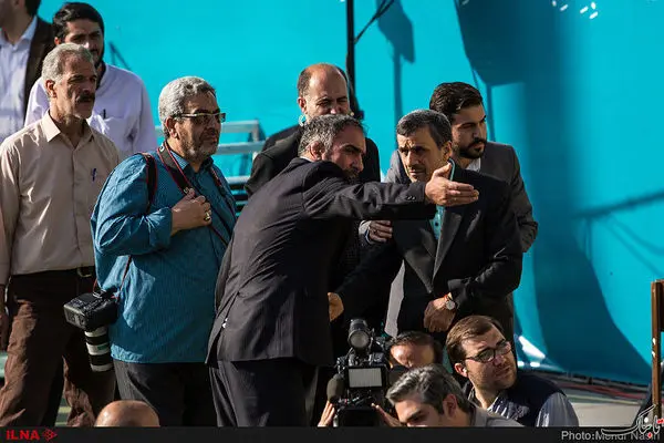 احمدی نژاد در میان چند زن + عکس