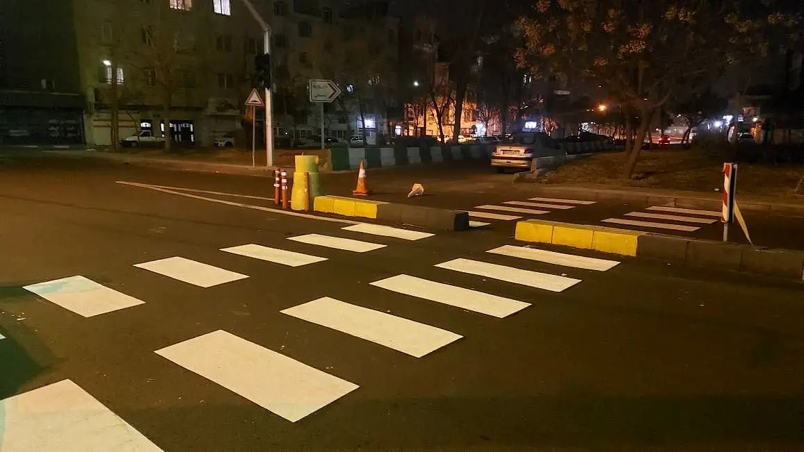 خط کشی محوری و بلوک عابر پیاده به طول بیش از 4 هزار متر در طرح بهاران خدمت منطقه 19

