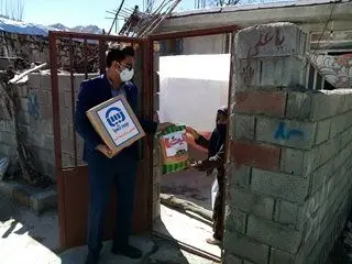 توزیع کمک های معیشتی بیمه آسیا در شهر زلزله زده سی سخت
