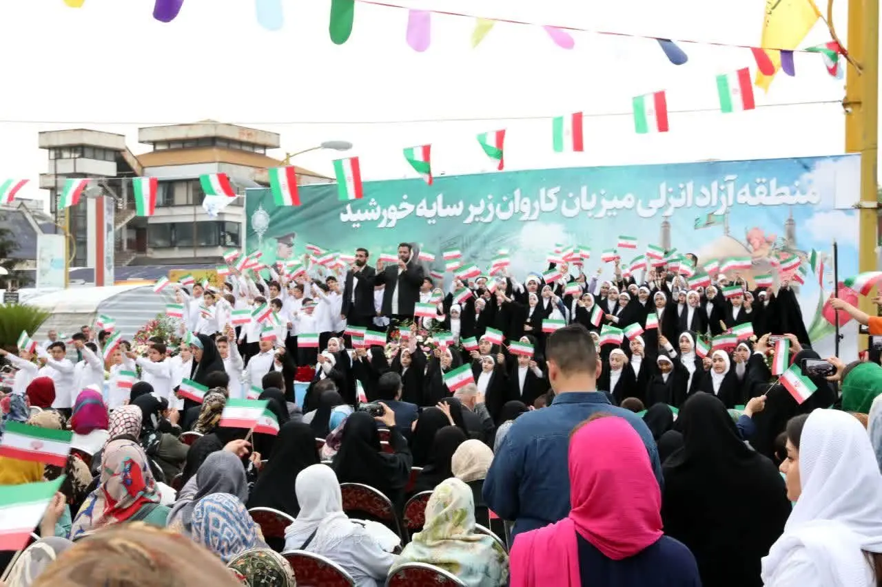 استقبال مردم و گردشگران از کاروان"زیر سایه خورشید"

