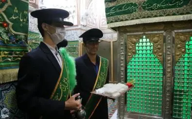  حرم امامزاده علی بن جعفر(ع) غبارروبی می‌شود