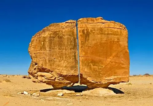 صخره ای که ۴ هزار سال پیش با لیزر نصف شده است!+عکس