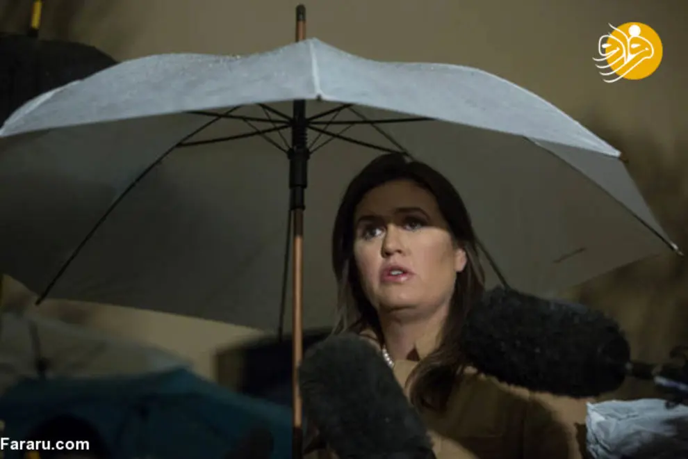 کنفرانس خبری سخنگوی کاخ سفید زیر باران + عکس