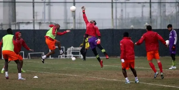 تمرین فولاد نیمه تمام ماند