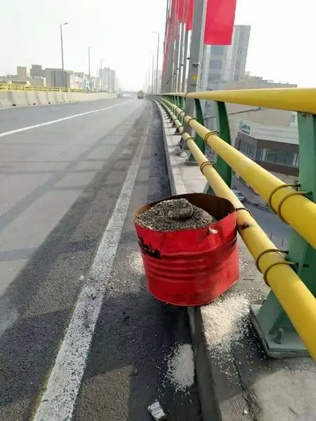 آماده سازی کیسه های نمک جهت توزیع عمومی بین شهروندان توسط سازمان مدیریت پسماند