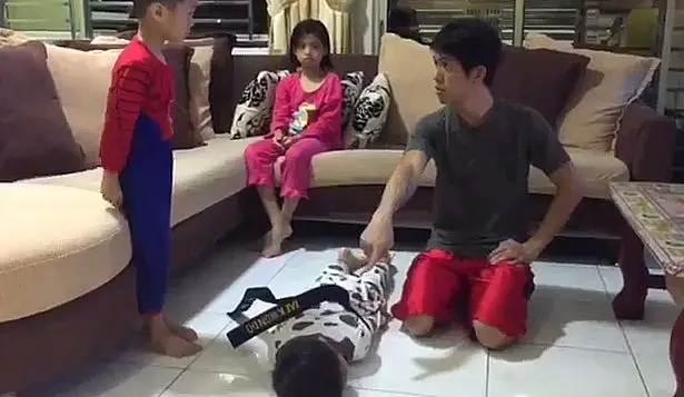 
عکس العمل جالب پسر خردسال به تنبیه برادر بزرگش! + عکس
