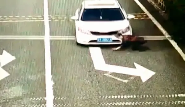 تمارض عجیب یک فرد به تصادف کار دستش داد! + عکس