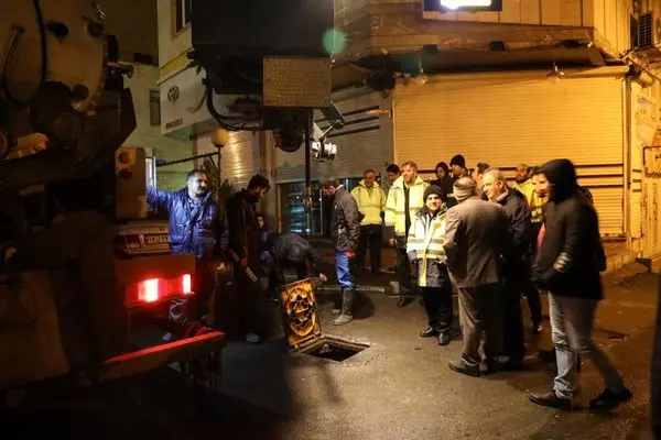 اجرای طرح شبانه روزی شستشو و لایروبی انهار فرعی خیابان پیروزی