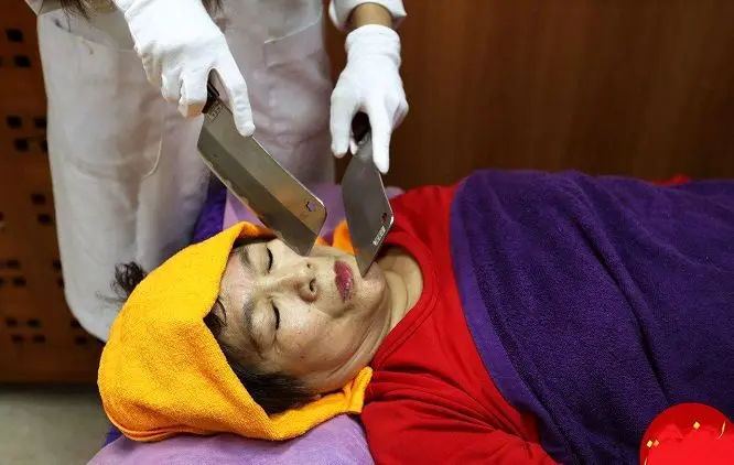 ماساژدرمانی عجیب زنان با ساتور+عکس