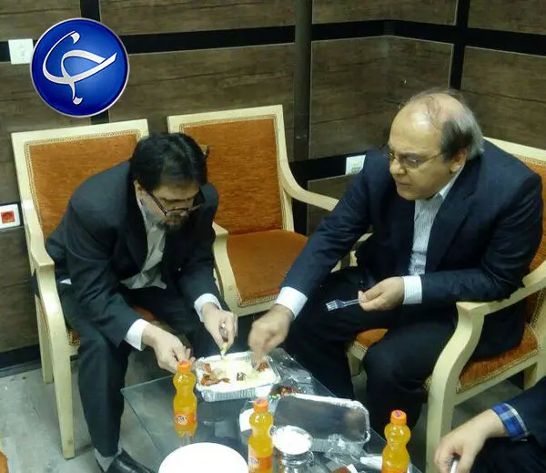 شام خوردن دو چهره مخالف سیاسی در یک ظرف!+عکس