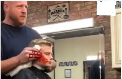 آرایشگری که مشتری را به معنای واقعی گوشمالی داد + عکس