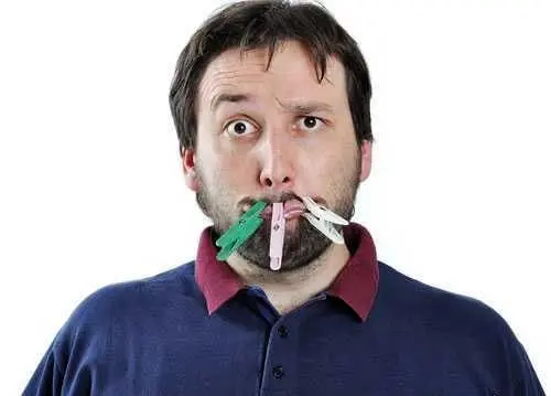 10 دلیل برای داشتن دهانی بد بو
