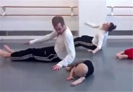 ورزشگاهی که مربی آن یک کودک نوپاست! +عکس