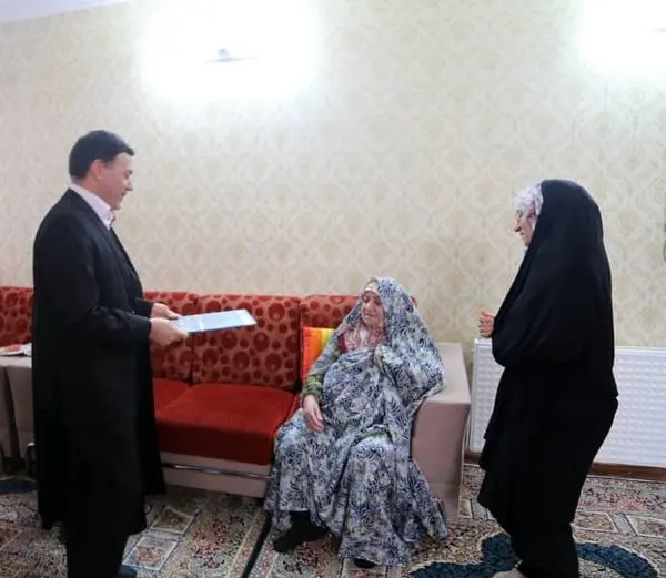 دیدار مدیر عامل و جمعی از مسئولین برق باختر از خانواده معزز شهدا