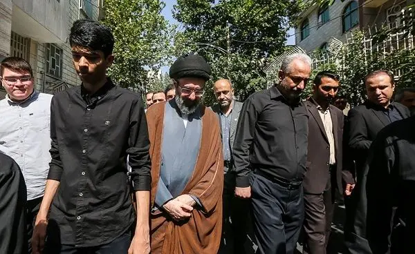 فرزند رهبر انقلاب در تشییع پیکر حجت الاسلام والمسلمین حسینی+عکس