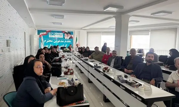 نشست مدیر بیمه دی استان گیلان با کارکنان شبکه فروش رشت