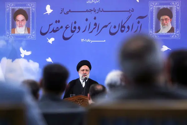 آزادگان پرچم برافراشته عزت و شکوه کشورمان هستند