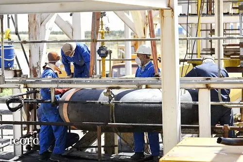 کارکنان عملیاتی شرکت  نفت و گاز شرق نوبت اول واکسن کرونا را دریافت کردند