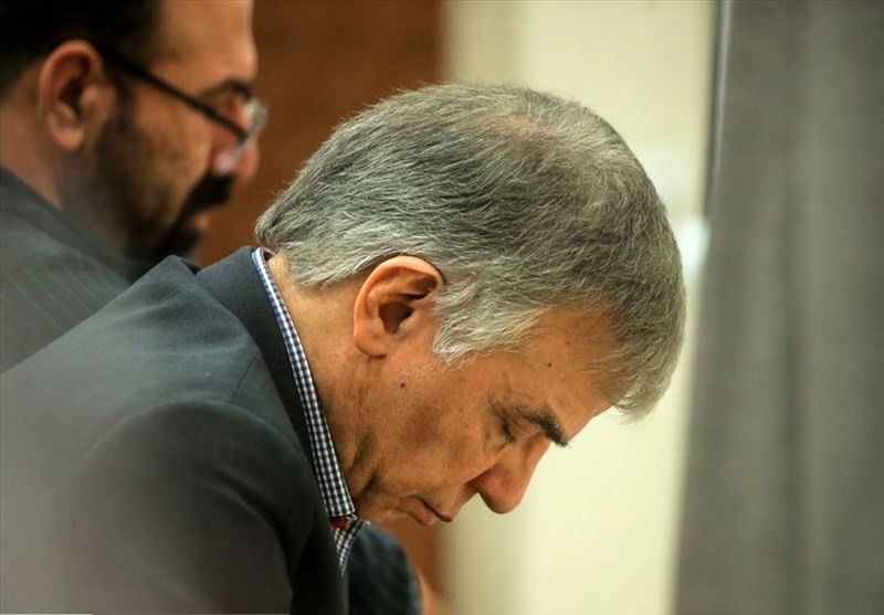«خط دادن» به سبک عباس ایروانی در جلسه دادگاه + عکس