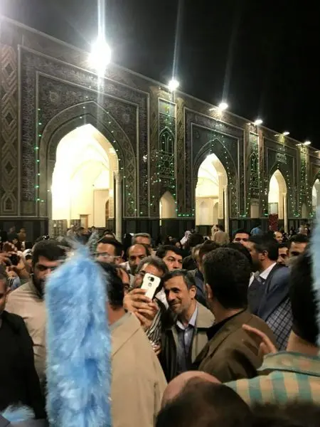 سلفی احمدی نژاد در حرم امام رضا(ع) + عکس