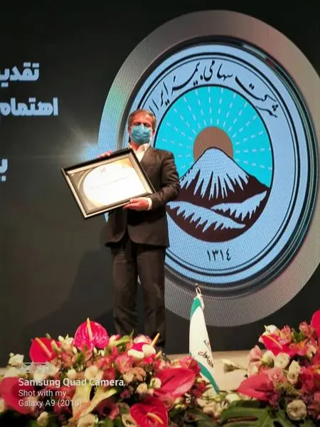 اهدای تندیس سیمین رهبری دیجیتال به مدیر عامل بیمه ایران
