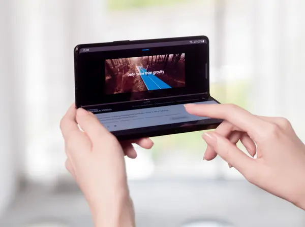 گوشیهای تاشو چطور بازدهی مدیران و کارمندان را افزایش میدهد؟