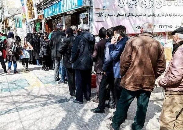 روزانه ۷۰ تا ۱۰۰ تن مرغ با قیمت مصوب ستاد تنظیم بازاراستان مرکزی توزیع می شود

