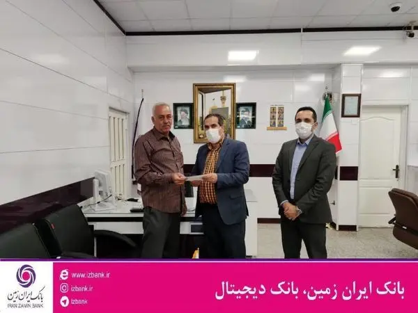 اهدا جایزه ۵۰ میلیون ریالی به برنده جشنواره کرامت بانک ایران زمین