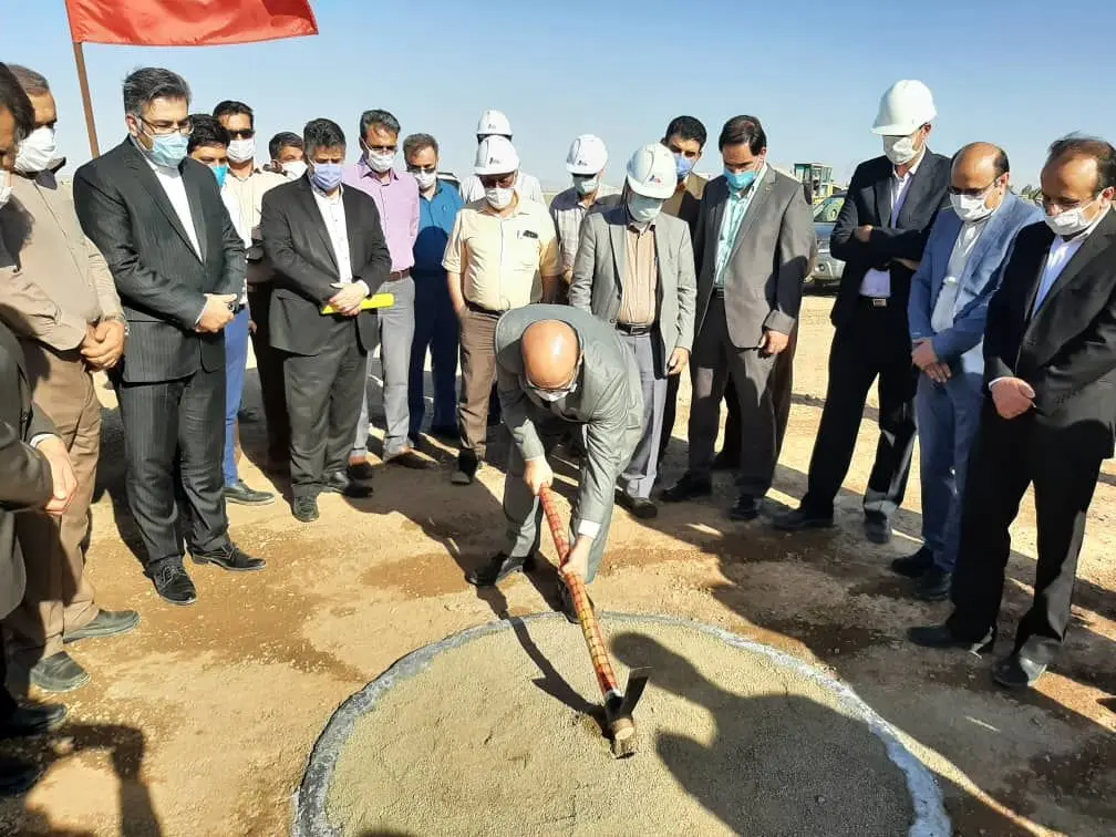 کلنگ ساخت‌ نیروگاه خورشیدی حرارتی یزد به زمین زده شد

