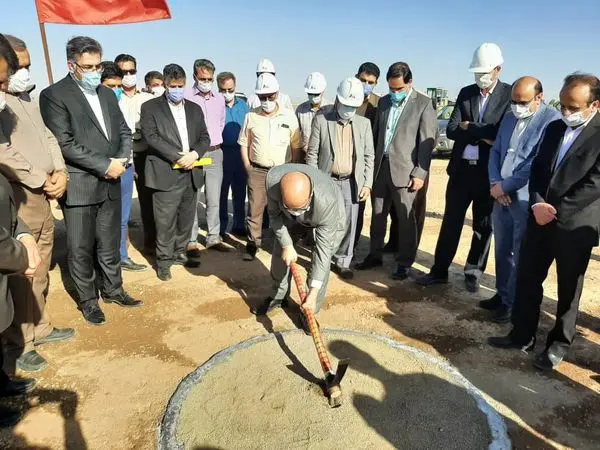 کلنگ ساخت نیروگاه خورشیدی حرارتی یزد به زمین زده شد
