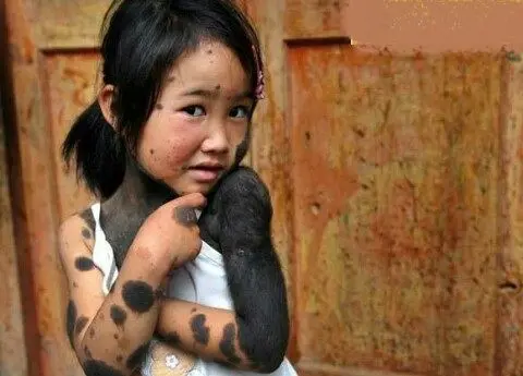 دختر زیبا با موهای سیاهی که نصف بدنش را پوشانده است!+عکس