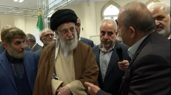 بازدید مقام معظم رهبری از نمایشگاه توانمندیهای ذوب آهن اصفهان

