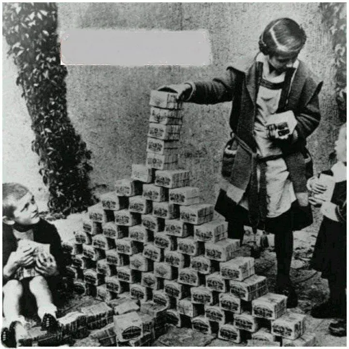 بازی کودکان ثروتمند با پول+عکس