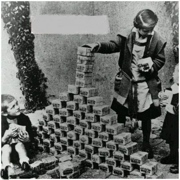 بازی کودکان ثروتمند با پول+عکس